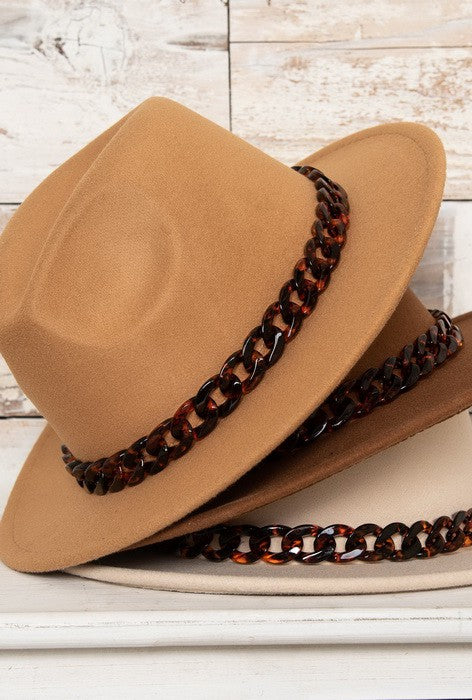 CLASSIC FEDORA HAT WITH TORTOISE CHAIN